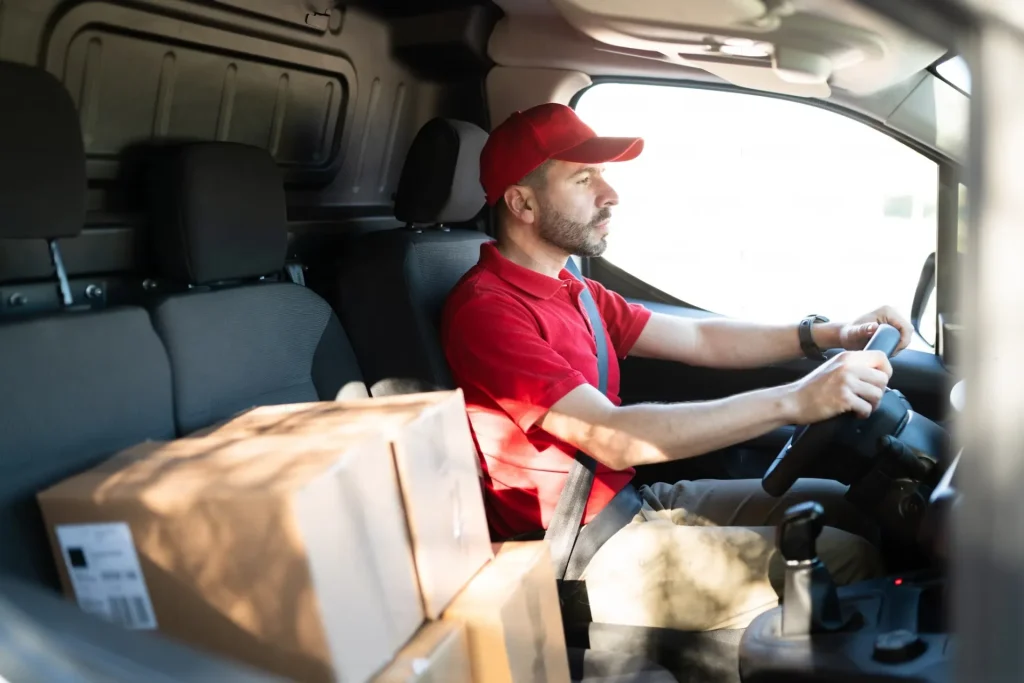 Auslieferungsfahrer im Transporter