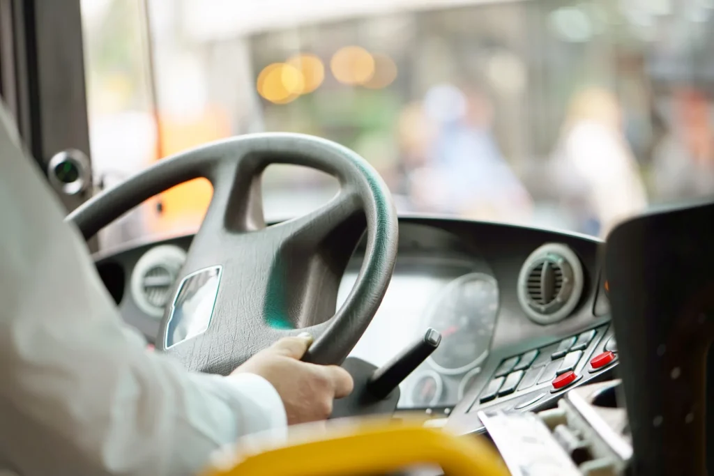 Busfahrer am Lenkrad während der Ausbildung