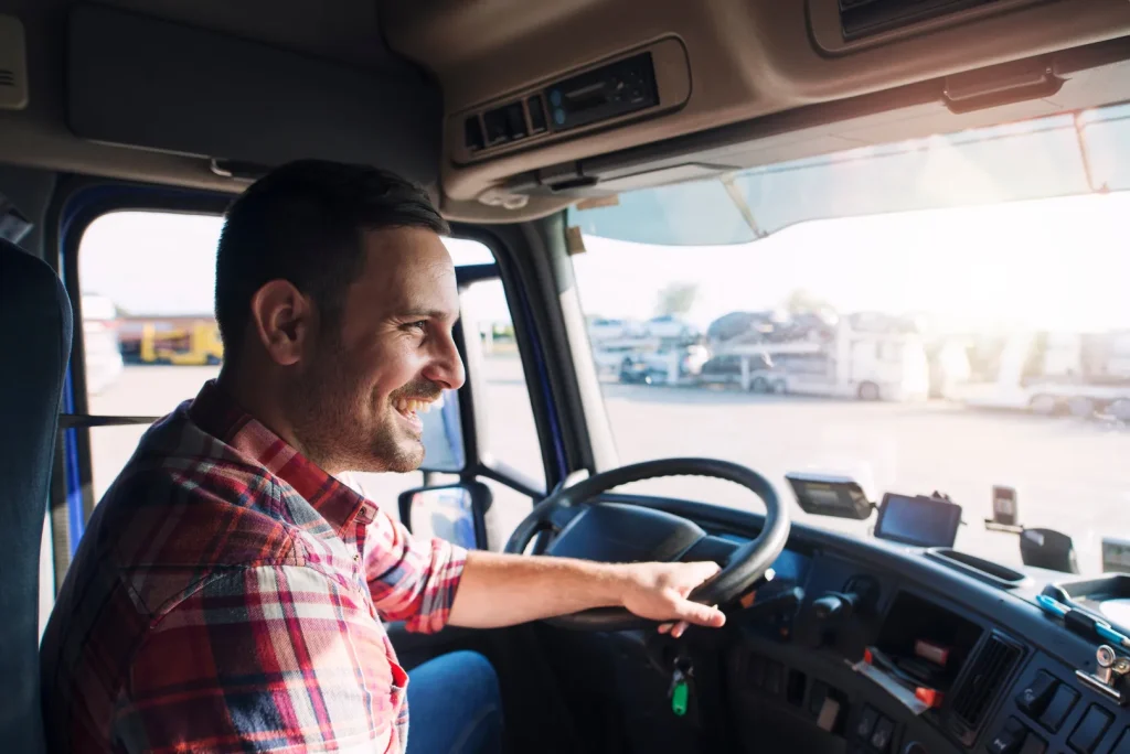 Berufskraftfahrer im Fahrerhaus eines LKW