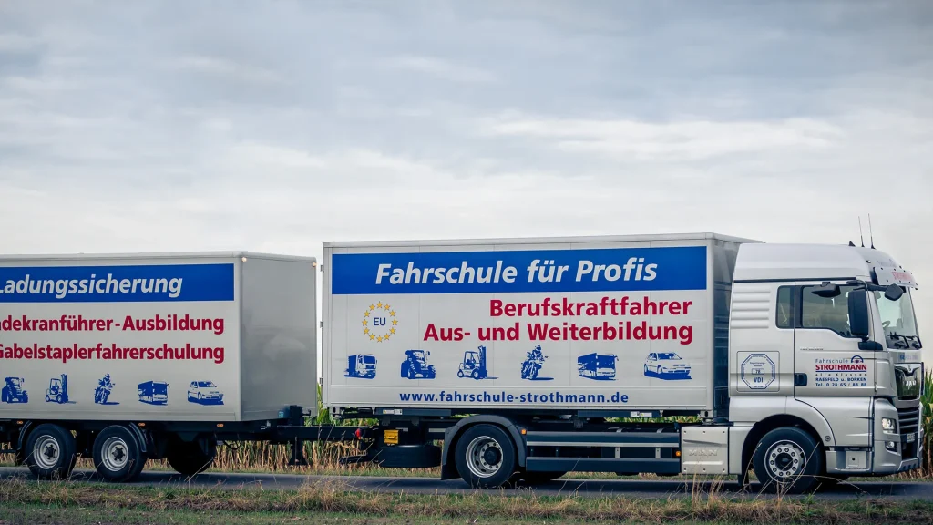 Gliederzug der Fahrschule Strothmann für die LKW-Ausbildung