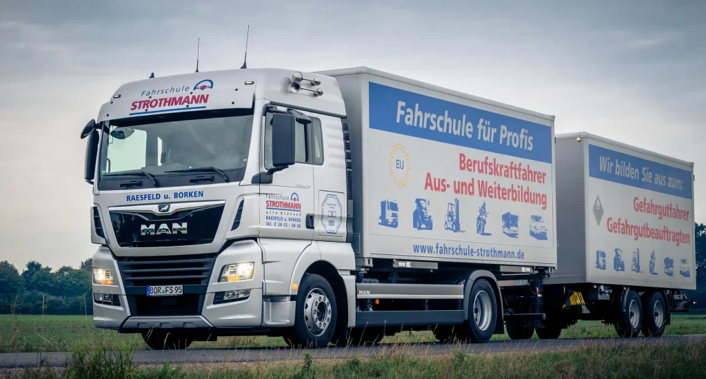 LKW-Gliederzug der Fahrschule Strothmann auf dem Übungsplatz in Raesfeld